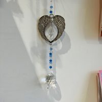 Suspension ailes d'ange Feng shui capteur de soleil avec sphère de cristal facettes et cristaux bleus Boutique ésotérique La Porte des Secrets