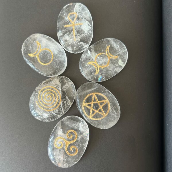 Wicca 6 palets de forme ovale plate d'excellente qualité, symboles wicca gravés or. Boutique ésotérique La Porte des Secrets