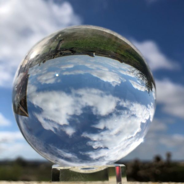 Siumir Boule de Cristal avec Base en Cristal, K9 Clair Sphère de Cristal 60  mm Boule en Verre pour la Photographie, la Décoration, Méditation :  : Cuisine et Maison