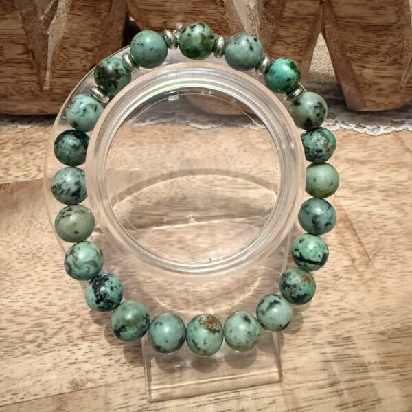 Bracelet en Turquoise africaine, perles 8 mm avec ou sans apprêts. Bracelet élastique fait sur mesure au besoin. Boutique minéraux du Monde La Porte des Secrets