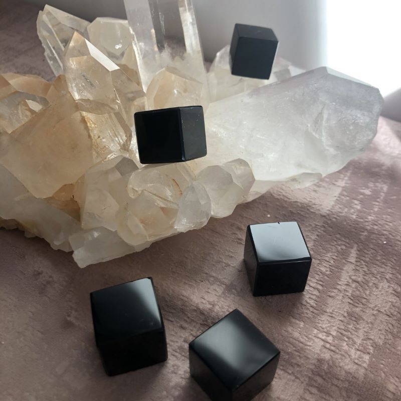 Cube d'obsidienne noire - géométrie sacrée - pour rafraichir des boisons boutique La Porte des Secrets