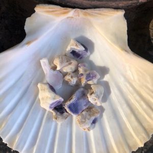 Opale morado coeur violet - petite pierre brute - boutique de pierres La Porte des Secrets