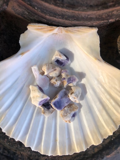 Opale morado coeur violet - petite pierre brute - boutique de pierres La Porte des Secrets