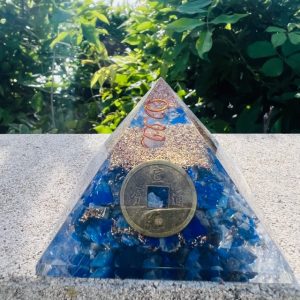 Pyramide lapis lazuli et orgonite avec symbole Feng Shui en cuivre - Boutique La Porte des Secrets