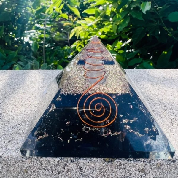 Pyramide tourmaline noire et orgone, symbole spirale en cuivre - Boutique La Porte des Secrets