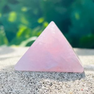 Pyramide de Qaurtz rose Brésil - 4x4x4cm - Boutique de pierres La Porte des Secrets