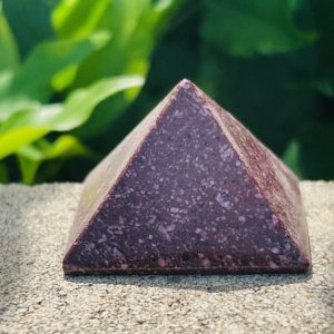Pyramide Porphyre impériale rouge du Mexique - 3.3 x 3.2cm - Boutique de pierres et minéraux la porte des Secrets