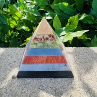Pyramide multi pierres naturelles 6cmx6cm - Boutique de lithothérapie La Porte des Secrets