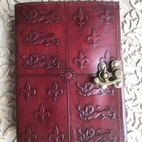grimoire médiéval en cuir rouge - pages vierges