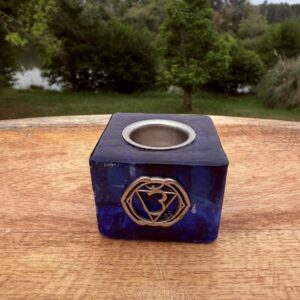 Bougeoirs chakra troisième oeil en verre - couleur bleu roi - taille environ 4.8 x 4.8 cm hauteur 43.8 cm.
