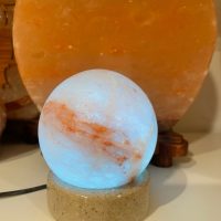 Lampe de sel planète LED couleur changeante socle en bois - Boutique La Porte des Secrets