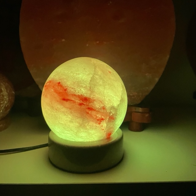 Lampe de sel planète LED couleur changeante socle en pierre - La Porte des  Secrets