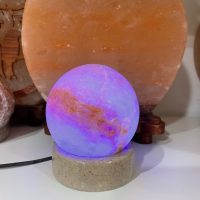 Lampe de sel Planète couleur changeante sur socle en pierre prise USB - véritable lampe se sel de l'Himalaya au Pakistan Boutique La Porte des Secrets