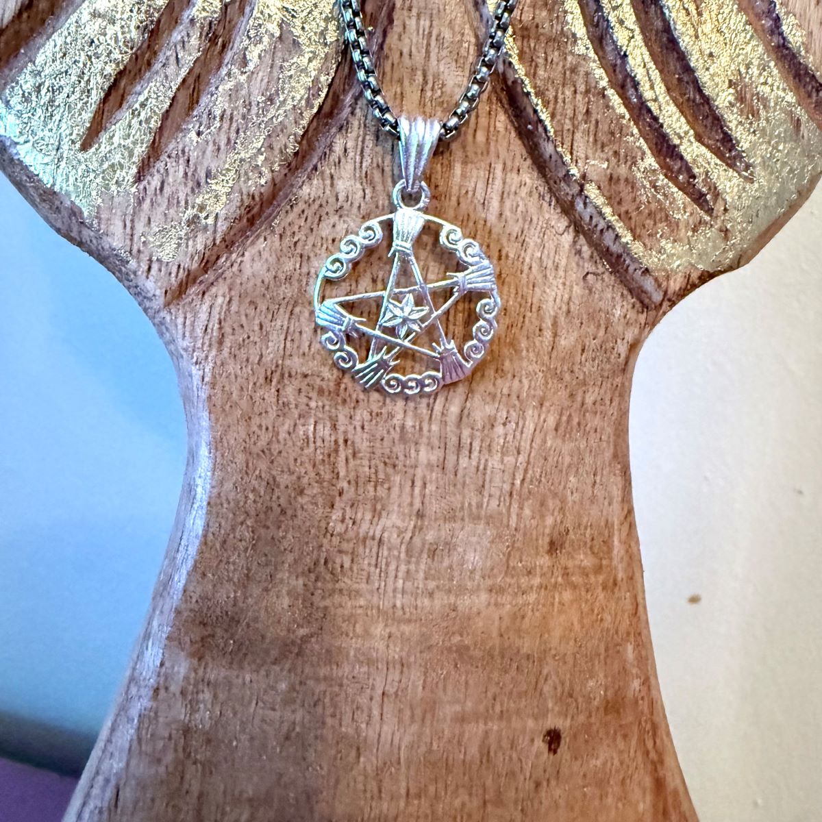 Pendentif Pentagramme & balai de sorcière – plaqué argent 2.5cm