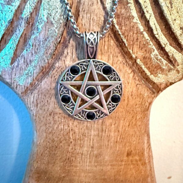 Pendentif Pentagramme et pierres d'Onyx noire - collier en acier inoxydable 3.5 cm, avec sa chaîne de 60 cm. Boutique ésotérique La Porte des Secrets