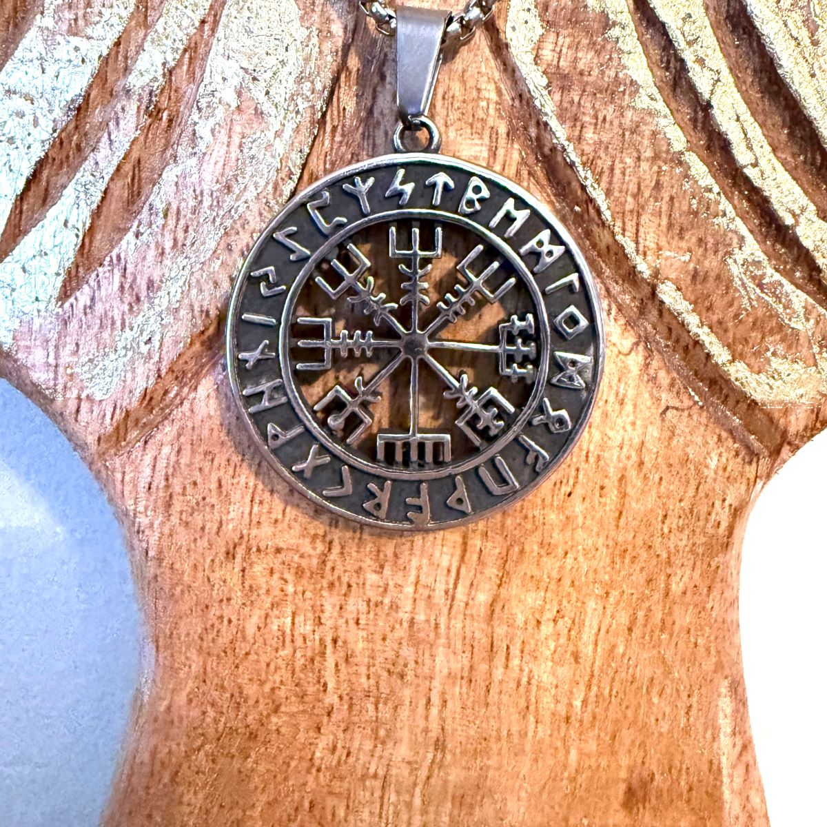 Pendentif Boussole viking ajourée avec un cercle runique – en acier inoxydable