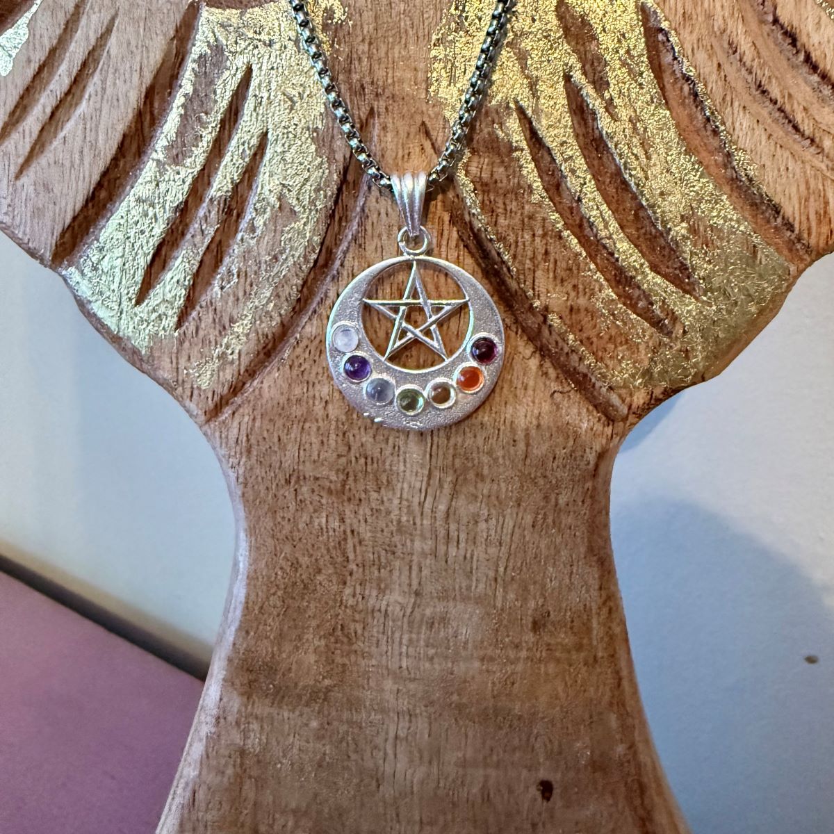 Pendentif demi-lune avec pentagramme et pierres de chakra