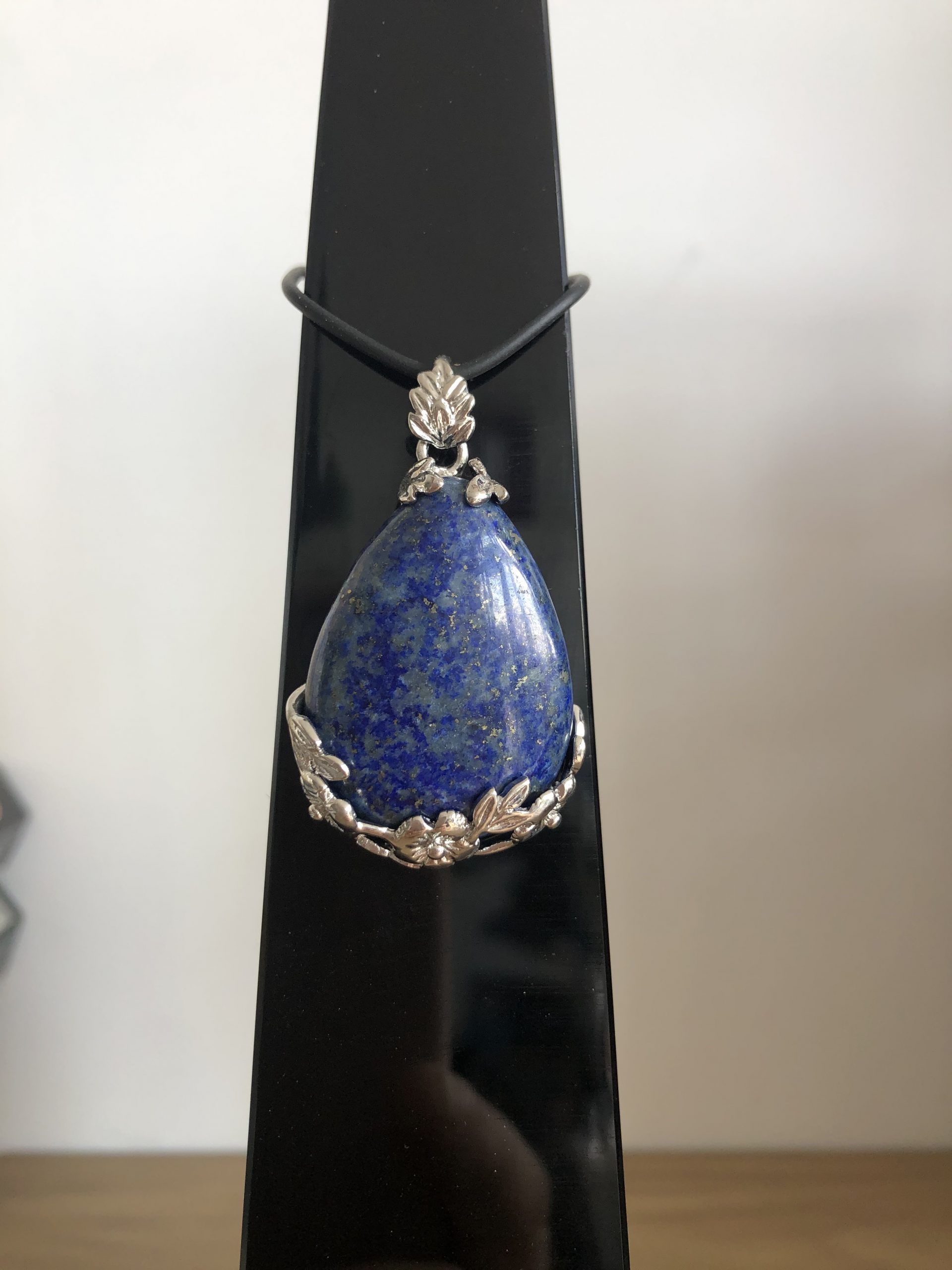 Pendentifs en Lapis Lazuli Égyptien avec un Cordon Simili-Cuir Offert - Les Pierres de Pascal