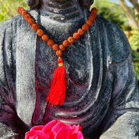 Mala artisanal de Rudraksha & pompon rouge - fait main - Boutique La Porte des Secrets