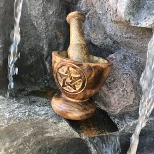 Mortier bois massif de manguier fait main avec pentagramme avec son pilon boutique La Porte des Secrets