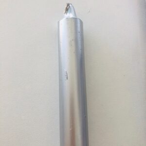 Bougie cierge couleur argent, cire 100% naturelle, mèche de coton. Temps de combistion environ 10 heurss. Ne fume pas, ne coule pas. Boutique La Porte des Secrets