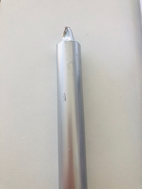Bougie cierge couleur argent, cire 100% naturelle, mèche de coton. Temps de combistion environ 10 heurss. Ne fume pas, ne coule pas. Boutique La Porte des Secrets