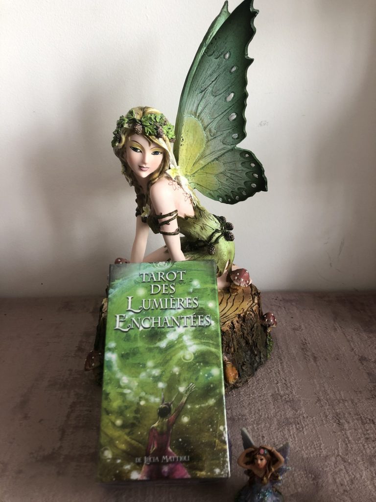 Tarot des Lumières Enchantées – Jeu de Tarot Divinatoire et Spirituel à la Boutique ésotérique La Porte des Secrets
