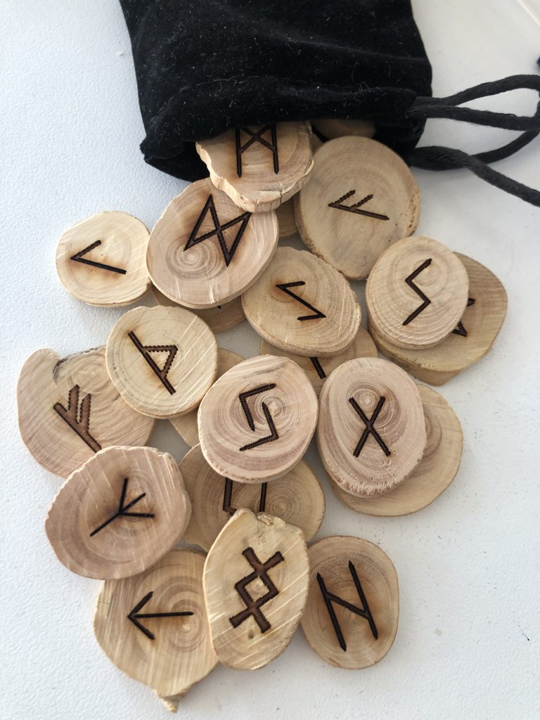 les runes en bois de buis