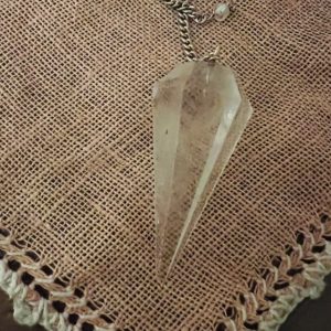 Pendule conique en cristal de roche naturel? 6 facettes, 5 cm et 20gr - Boutique ésotérique La Porte des Secrets