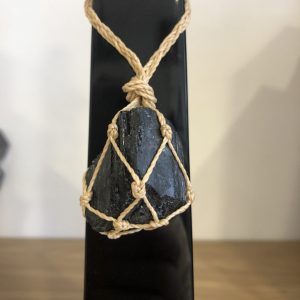 Pendentif Tourmaline noire brute dans corde tressée Inde - Boutique La Porte des Secrets