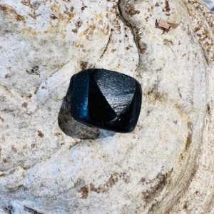 Cyanite noire des USA en pierre roulée - boutique La Porte des Secrets