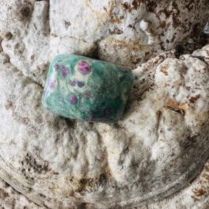 Rubis sur Fushite pierre roulée de nouvelle Zélande