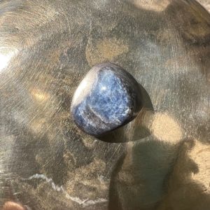 Saphir bleu pierre roulée naturelle Provenance Inde ou Tanzanie. Boutique de lithothérapie La Porte des Secrets