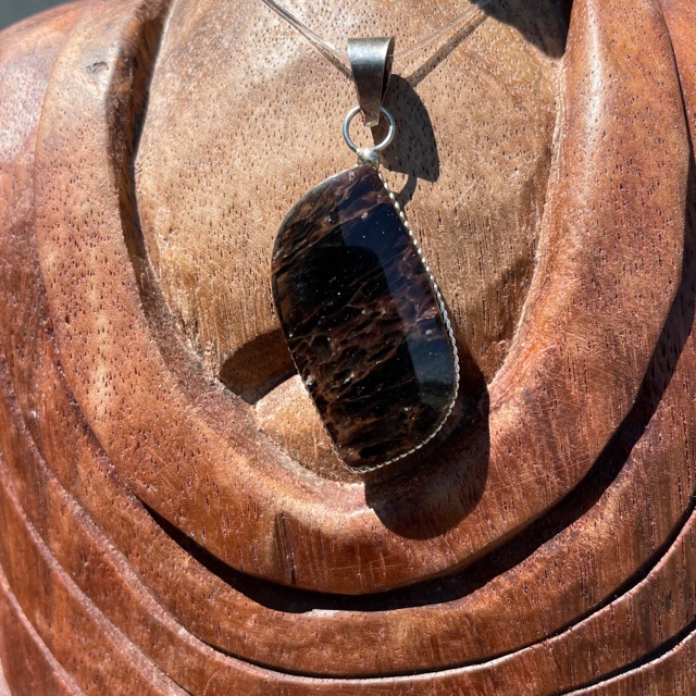 Pendentif spirale avec boule de 20mm d'obsidienne acajou | La Boîte à