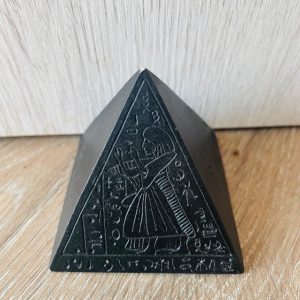Pyramide égyptienne en résine noire, gravée - Boutique La Porte des Secrets