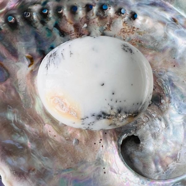 Opale blanche Australie, galet bombé 7.3cm Poids135gr - Boutique La Porte des Secrets