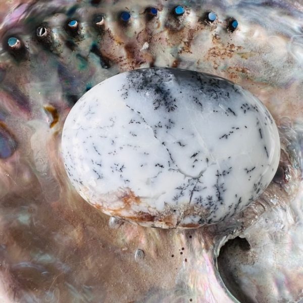 Opale blanche Australie, galet plat 8cm - Boutique La Porte des Secrets