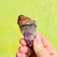 Auralite 23 brute qualité E (extra) du Brésil 7 cm - Pierre très rare aux 23 minéraux - Pierre Talisman énergétique en lien avec votre présent et votre futur - Boutique minéraux du monde La Porte des Secrets