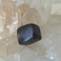 CHAROÏTE de de la rivière Chara en Sibérie. - pierre roulée