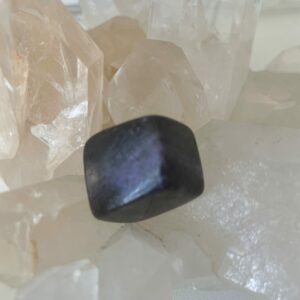 CHAROÏTE de de la rivière Chara en Sibérie. - pierre roulée