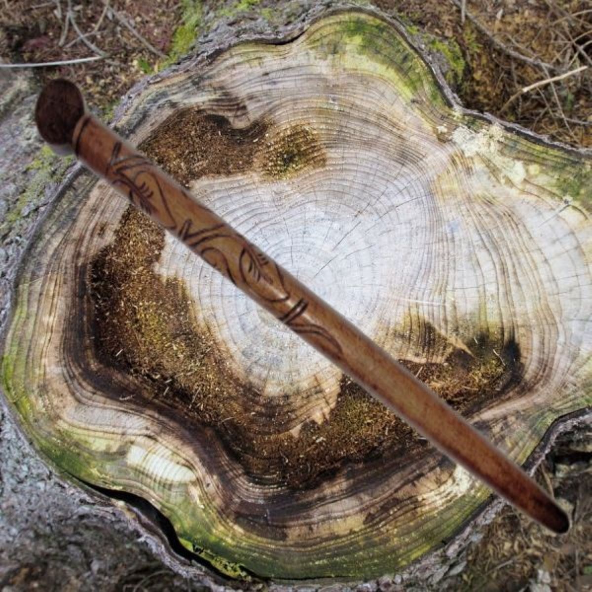Bâton chaman en bois sculpté pentagramme et  Veines de lierre, 50 cm
