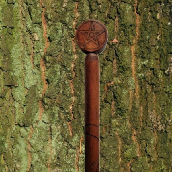 Bâton de chaman en bois sculpté – Pentagramme & Veines de lierre – Protection & Puissance spirituelle. Longueur 1 mètre - Boutique ésotérique La Porte des Secrets