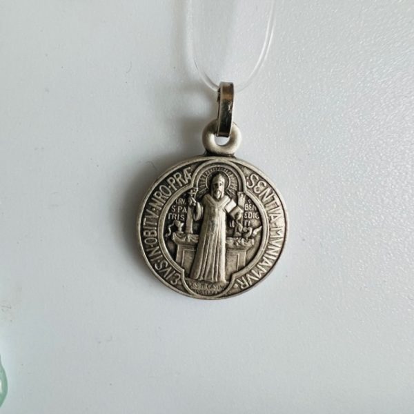 Saint Benpît, médaille argenté de protection - 2.30cm x 1.80cm - Boutique La Porte des Secrets
