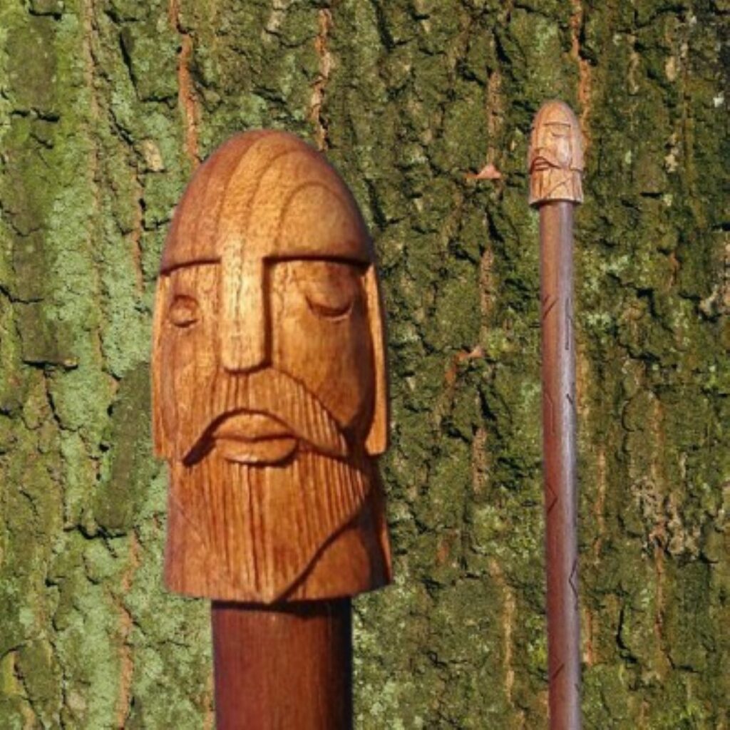 Bâton runique Odin – 24 runes de l’Ancien Futhark sculptées – 120 cm – Magie nordique & protection spirituelle - Boutique ésotérique La Porte des Secrets