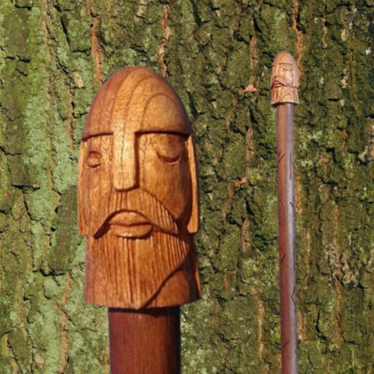 Bâton runique Odin avec les 24 runes de l’Ancien Futhark – Bois sculpté – 120 cm