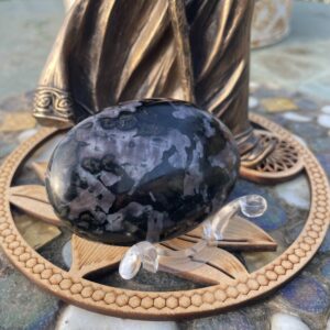 Merlinite (pierre de Merlin l'Enchanteur), galet ovale 7.9 cm