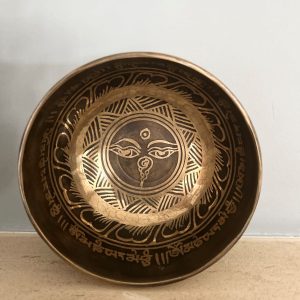Bol médecine Tibétain traditionnel gravé mantras de guérison et l'oeil de Bouddha 13 cm - photo intérieur du bol Boutique ésotérique La Porte des Secrets