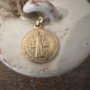 Médaille dorée de saint Benoît bénite