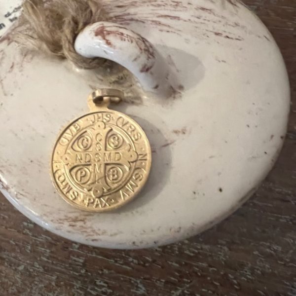 Médaille dorée de saint Benoît bénite - recto