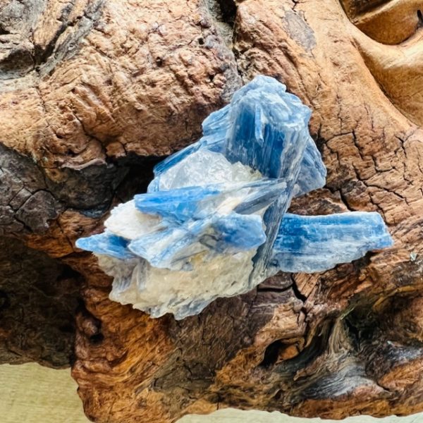 Cyanite bleue de Birmanie Forme Libre - hauteur 7.5cm - boutique La Porte des Secrets
